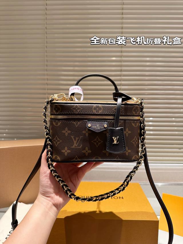 专柜对版包装 Lv 2024 Vanity Chain Pouch 手袋/包包 Vanity Chain Pouch 手袋以经典化妆箱为灵感，同