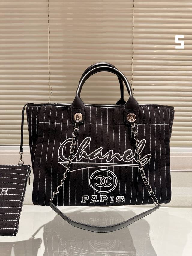 原版布 Chanel 23P托特沙滩包 容量足够大 足够当旅行袋用 23P沙滩托特出门不用考虑搭配什么穿搭都能hold住 随意的