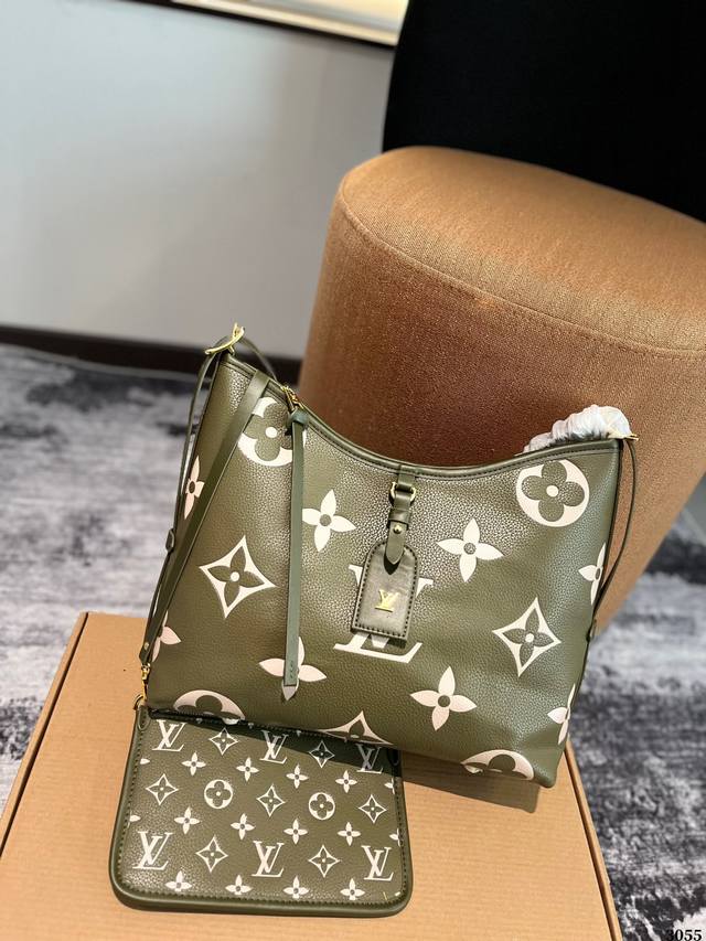 Lvcarryall 托特 好梦幻的色彩 Lv24的新品分享给大家 期待己久的lv包包 牛奶配色 时尚感十足，实用性也毫不逊色 无论是逛