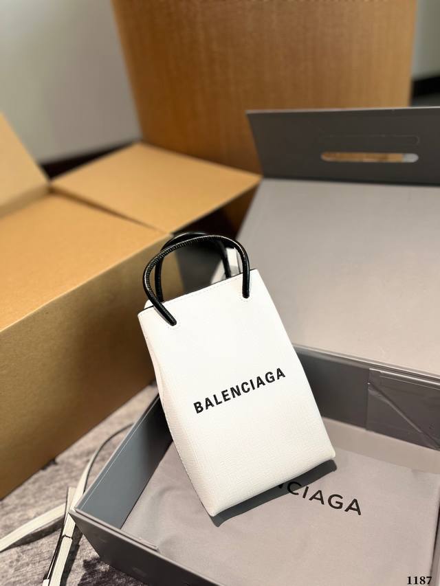 配盒子 巴黎世家手机包托特包，各路潮范儿街拍首选 巴黎世家balenciaga最新走秀款手机包、斜挎包 、专柜限量上市娱乐周刊主推款～ 超正点 潮爆全球 尺寸