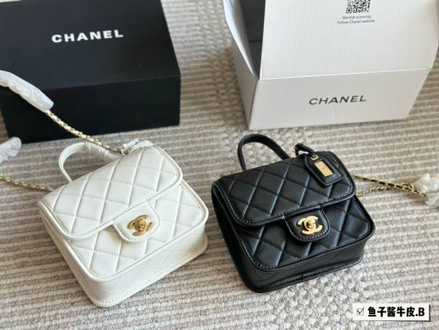 鱼子酱牛皮 Size：20*17Cm 小香家 邮差包22K 新一季的chanel22K 复古邮差包～ 方方正正有個小吊牌