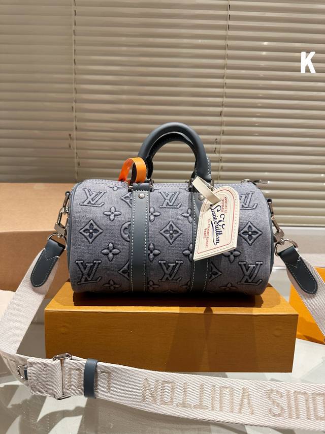 原单 折叠礼盒 Lv Keepall Xs 秀款 牛仔枕头包 很燃 这款retiro 手袋以标志性 经典永恒。优雅低调的外形设计和宽敞的包身更加入了实用