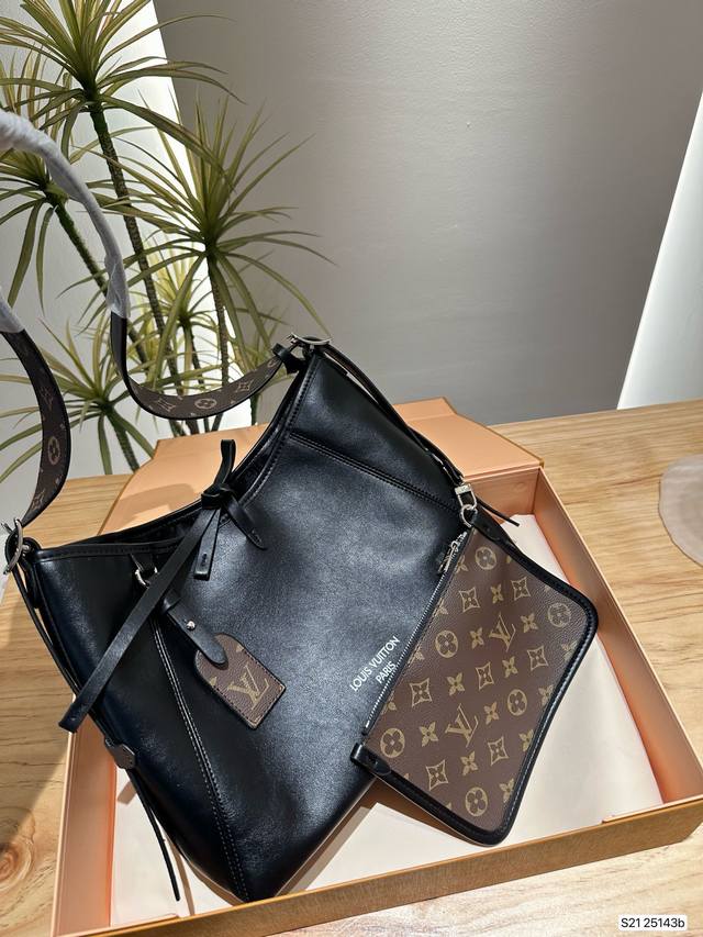 配折叠盒子 Lv 新款carryall 对比三月上市的iv新品直戳我心！ 男生也能背的全新纯黑 Carryall 男生背也超好看特别是这种随性的