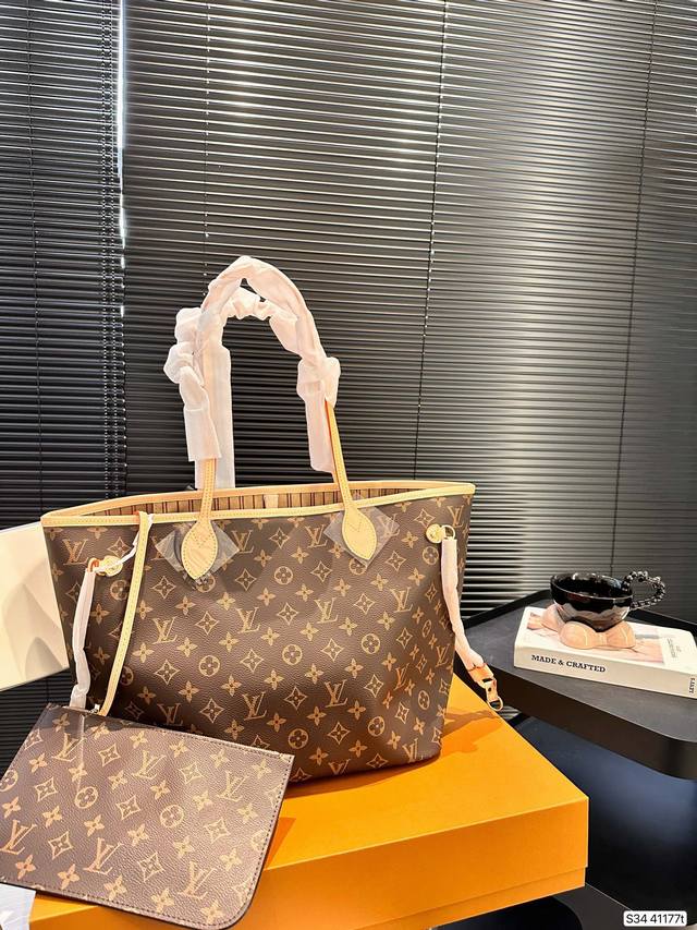 配折叠盒子 Lv 经典购物袋 Neverfull 全新演绎经典手袋，探索袋内精致细节。重新设计的内袋采用了清新的织物内衬和灵感源自档案馆的复古细节，最值得称道的