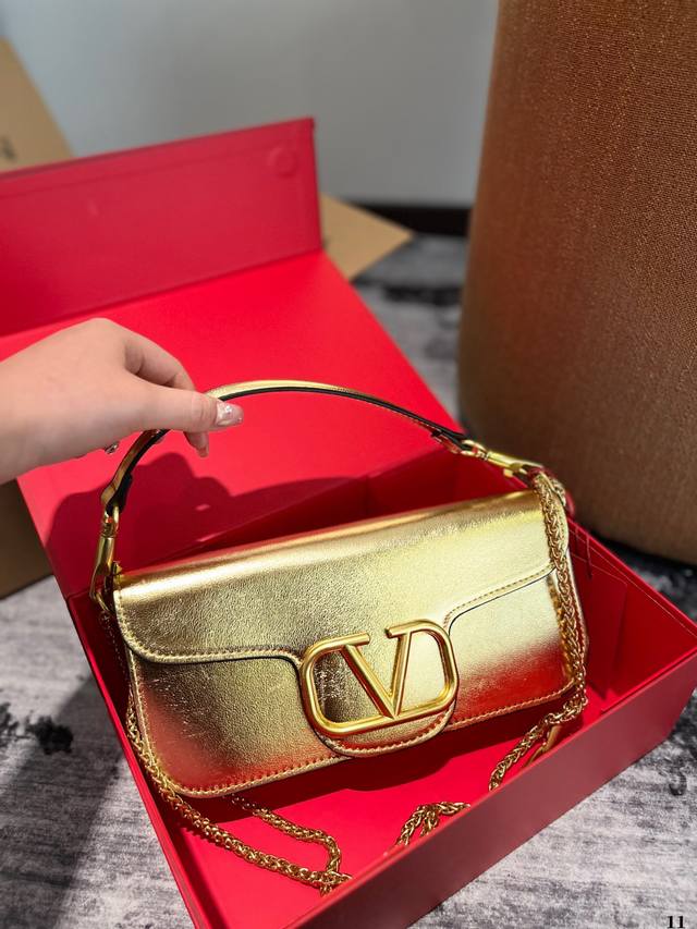 大号 配折叠礼盒 华伦天奴valentino女士 Valentino 秀款 Black Tie Valentino Letter Bag 来自v - 点击图像关闭