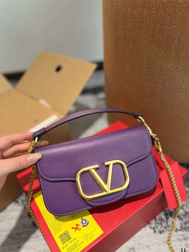 小号 配折叠礼盒 华伦天奴valentino女士 Valentino 秀款 Black Tie Valentino Letter Bag 来自v - 点击图像关闭