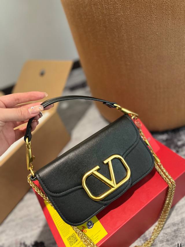 小号 配折叠礼盒 华伦天奴valentino女士 Valentino 秀款 Black Tie Valentino Letter Bag 来自v