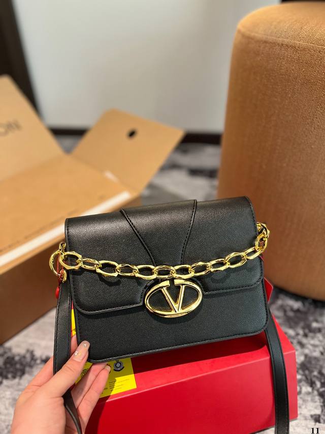 配折叠礼盒 华伦天奴valentino女士 Valentino 秀款 Black Tie Valentino Letter Bag 来自vale