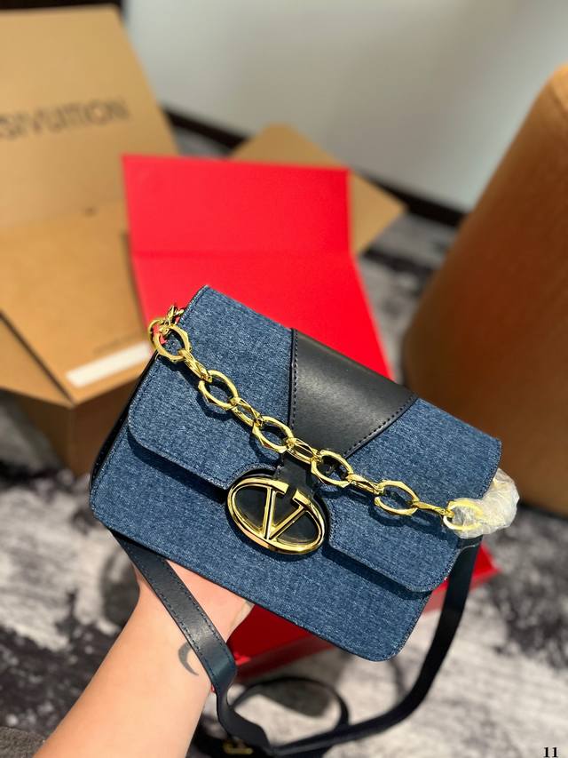 配折叠礼盒 华伦天奴valentino女士 Valentino 秀款 Black Tie Valentino Letter Bag 来自vale