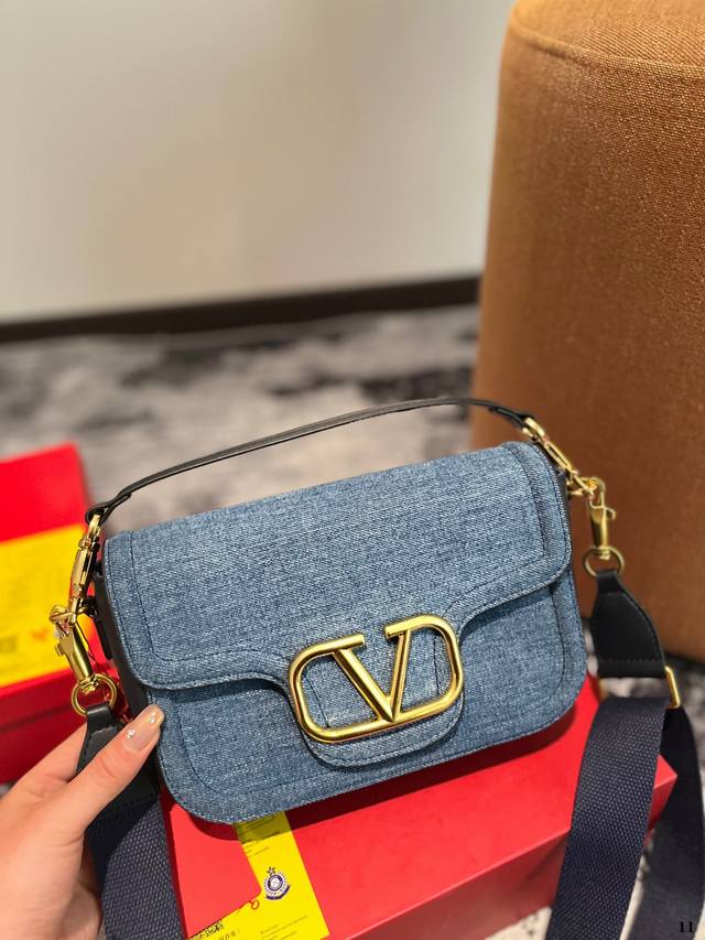 配折叠礼盒 华伦天奴valentino女士 Valentino 秀款 Black Tie Valentino Letter Bag 来自vale