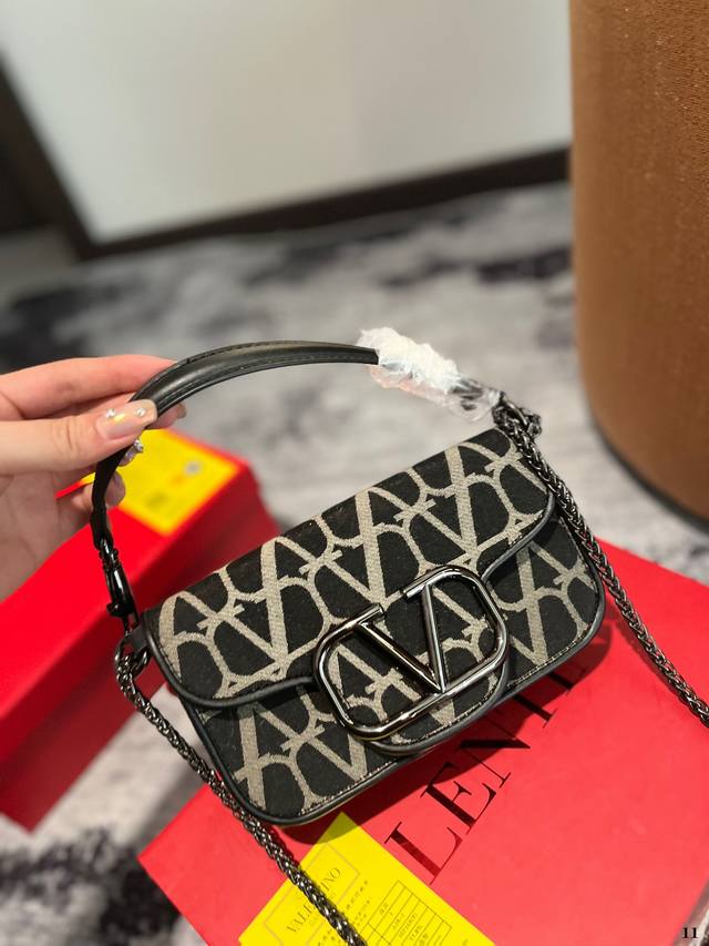 配折叠礼盒 华伦天奴valentino女士 Valentino 秀款 Black Tie Valentino Letter Bag 来自vale - 点击图像关闭