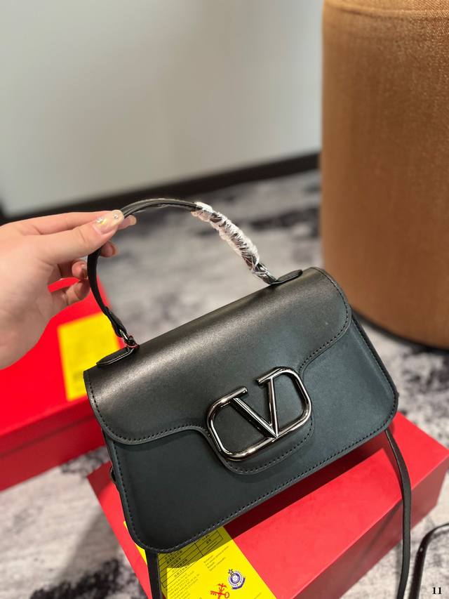 折叠礼盒 华伦天奴valentino女士 Valentino 秀款 Black Tie Valentino Letter Bag 来自valen