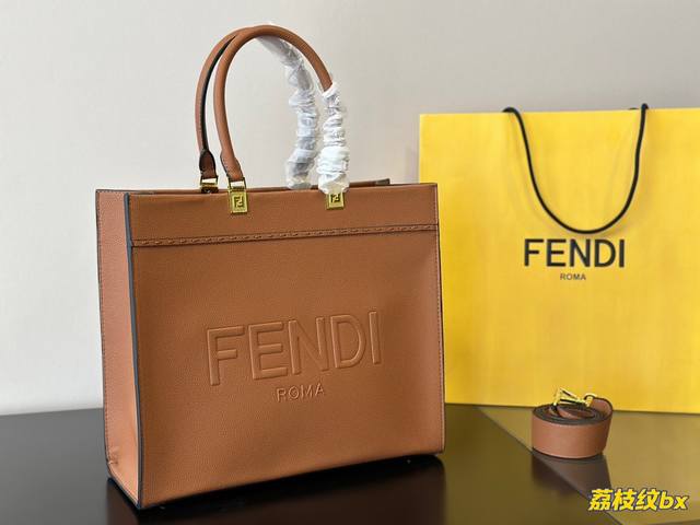 尺寸：36Cm F家 Fendi Peekabo 购物袋 经典的tote造型！ 但是这款最大的特点： 手提腋下！