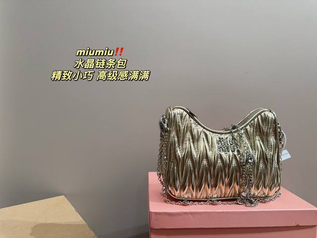 配盒尺寸24.17 Miumiu 水晶链条包 百搭经典 精致的一只 真的超级无敌巨可爱 仙气满满 小姐姐日常必入款 Dd