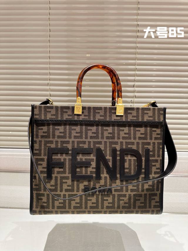 大小同价 芬迪logo托特包fendi Tote 好看又酷炫的芬迪包包，渐变logo的设计。 Fendi托特包“阳光手提袋” 字