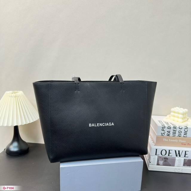 无盒 Balenciaga 巴黎世家 最新走秀款购物袋来啦专柜限量上市 娱乐周刊主推款～超正点 原版内里 高端时尚 潮爆全球潮范儿们跟上脚步吧 喜欢的抓