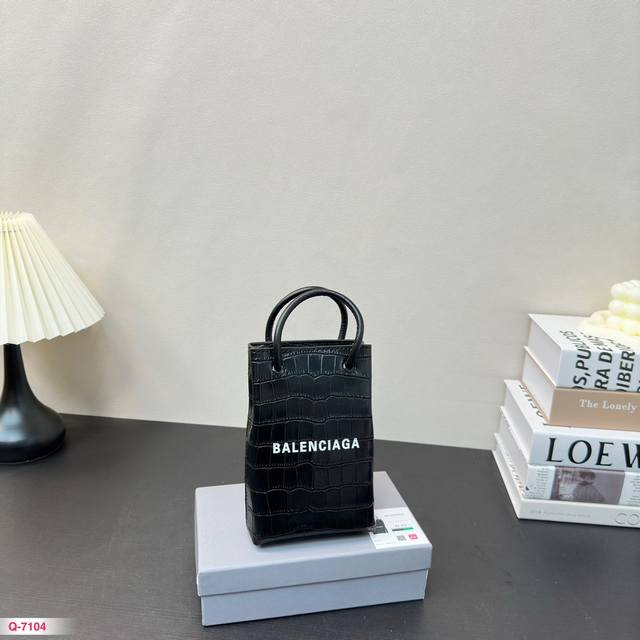 配礼盒 巴黎世家手机包托特包 各路潮范儿街拍首选 巴黎世家balenciaga最新走秀款手机包、斜挎包 、专柜限量上市娱乐周刊主推款～ 超正点