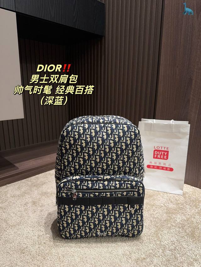 尺寸30.41 迪奥dior 男士双肩包 经典又帅气 炒鸡轻便 包包自身很轻，容量非常实用～ 超级有街头潮流的味道又很时髦 Dd