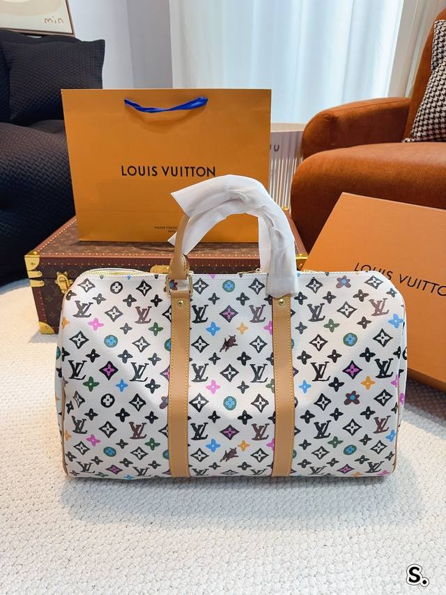 Lv 路易威登联名款keepall50.斜跨包旅行包 一只帅气能装的旅行袋 时尚爆发款火热来袭 经典设计大气可观男女通用款 包包采用原版皮质 超级厚实 耐磨/耐