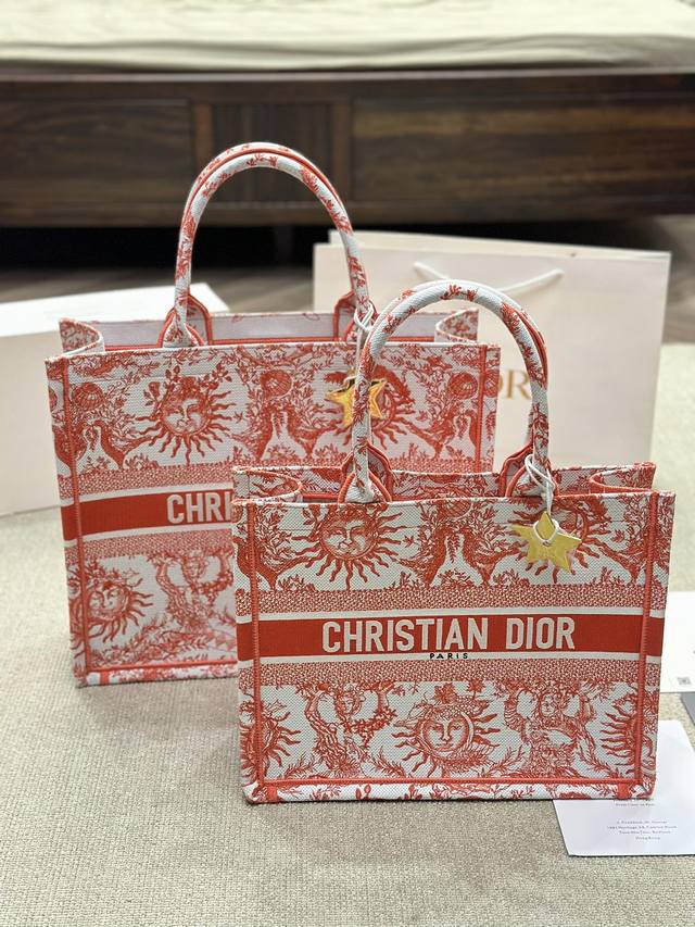 3D浮雕原版布 / Dior 原版布提花 Dior Book Tote今年最喜欢的一款购物袋 Tote我用的次数最多的包，因为容量超级大，不管什