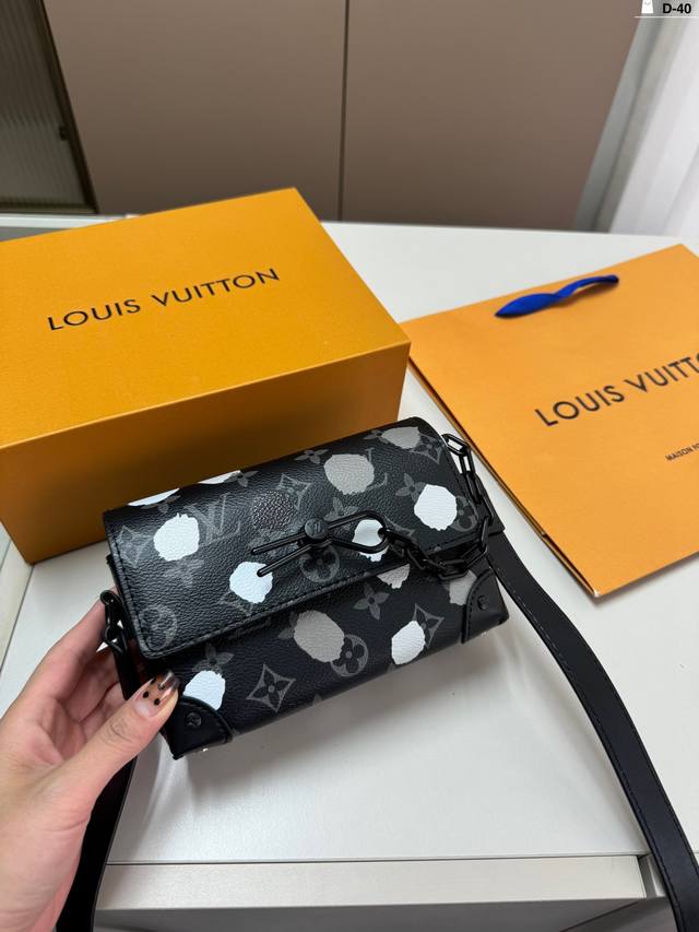 Lv Fw22 秀款 方盒子包 今年最好看的一只包男女通吃 Lv的这只软盒子mini Soft Trunk 真是lv今年最时髦的小包了吧！D-40尺寸17.6.