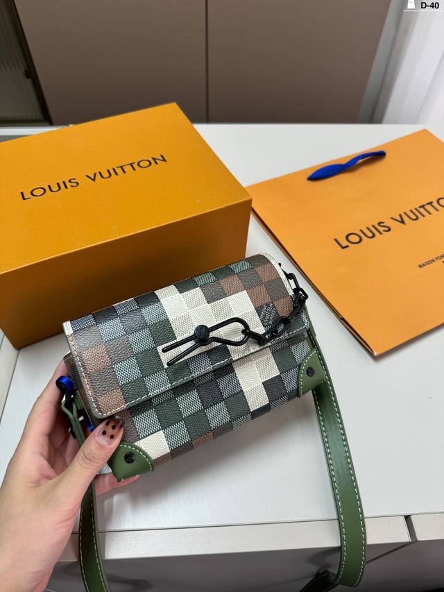 Lv Fw22 秀款 方盒子包 今年最好看的一只包男女通吃 Lv的这只软盒子mini Soft Trunk 真是lv今年最时髦的小包了吧！D-40尺寸17.6.