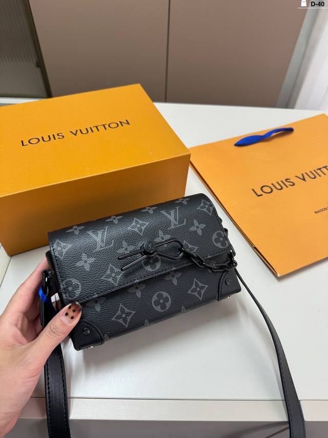 Lv Fw22 秀款 方盒子包 今年最好看的一只包男女通吃 Lv的这只软盒子mini Soft Trunk 真是lv今年最时髦的小包了吧！D-40尺寸17.6.