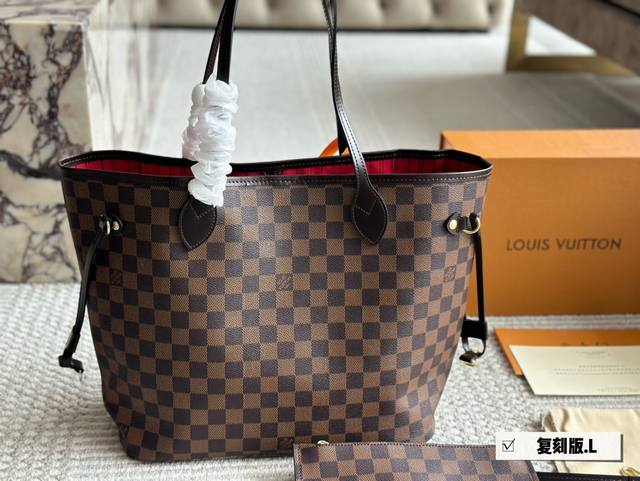 Lv Neverfull购物袋 N41605Lv 家的经典王牌，超大容量的设计作为妈咪包和ol通勤都是妥妥 滴,出镜率 最高的包款。条纹内衬完全不单调沉