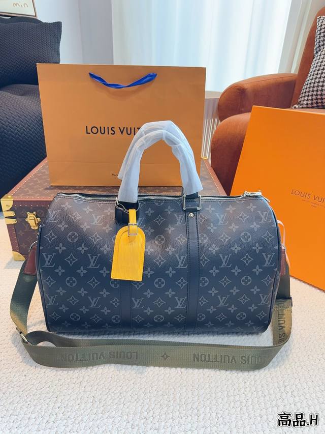 配礼盒. Lv 路易威登 春夏限量新款keepall 旅行包 一只帅气能装的旅行袋 时尚爆发款火热来袭 经典设计大气可观男女通用款 包包采用原版皮质 超