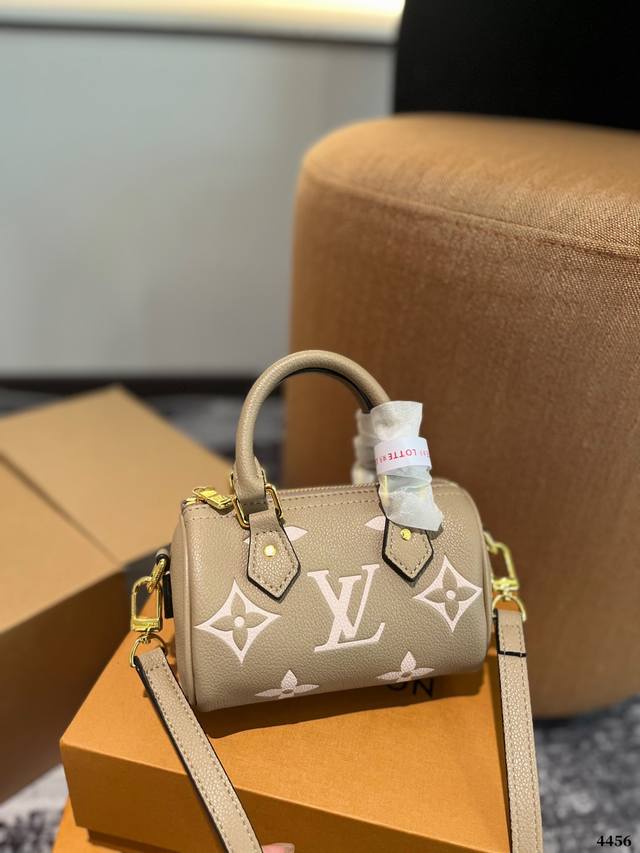 Lv Speedy 16Cm枕头包 无论版型 内里和专柜毫无差别 真正原版复刻 内里可拆卸 火遍全球的爆款机场大包 机车女神包 明星同款 贵气而充满活力的品牌设 - 点击图像关闭