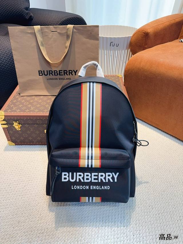 Bur双肩包 这款背包以标志性burberry Trench帆布的独创面料作为灵感来源， 采用与棉质嘎巴甸同为密织结构的柔韧尼龙材质制成。 Dd