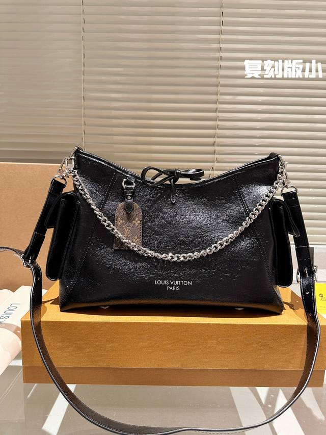 小号 飞机盒折叠礼盒 Carryalldark 中号手袋 本款 Carrvall Dark 中号手袋以柔软羊皮革塑造时尚慵懒 廓