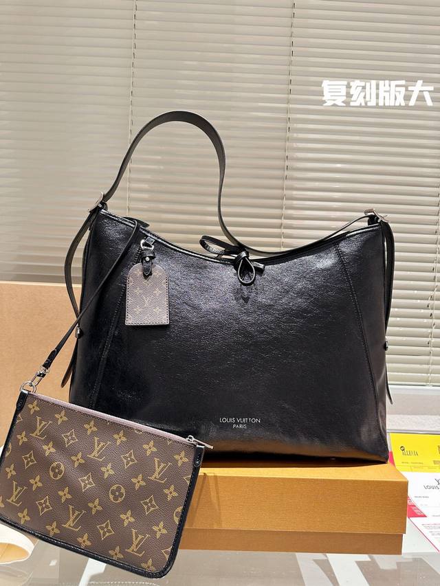 大号 飞机盒折叠礼盒 Carryalldark 中号手袋 本款 Carrvall Dark 中号手袋以柔软羊皮革塑造时尚慵懒 廓