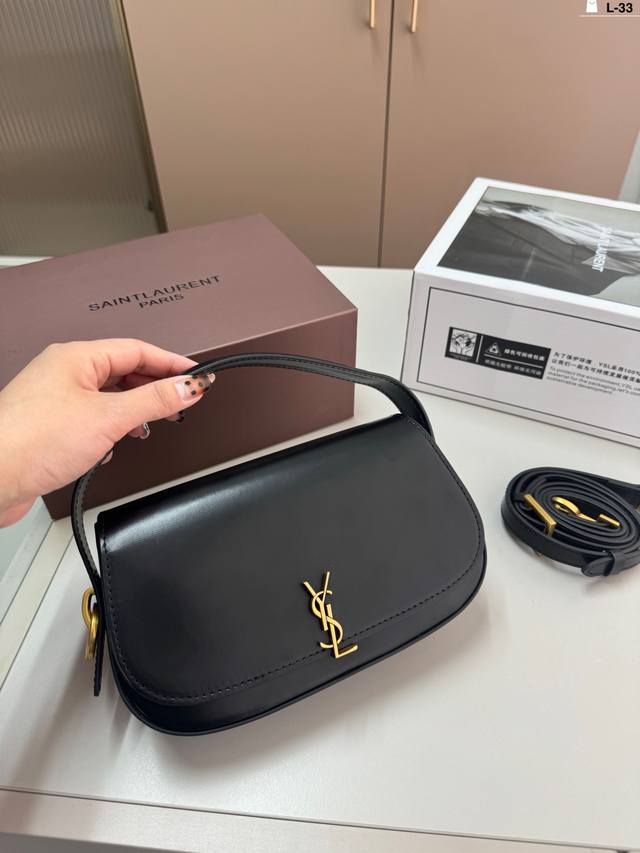 圣罗兰ysl Voltaire腋下包 极简主义最爱的椭圆腋下包型 很正的复古感 翻盖搭扣很新颖哇 空间的话日常出行完全无压力 D