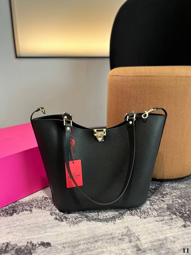 折叠礼盒 华伦天奴valentino女士 Valentino 秀款 Black Tie Valentino Letter Bag 来自v