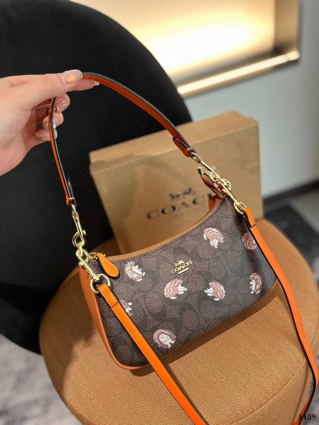 Coach 新品 Teri腋下包 Coach蔻驰 隆重回归的香布雷系列，结合了 Teri腋下包，奢华细腻的面料搭配时尚雅致的teri腋下包，更加活力和年