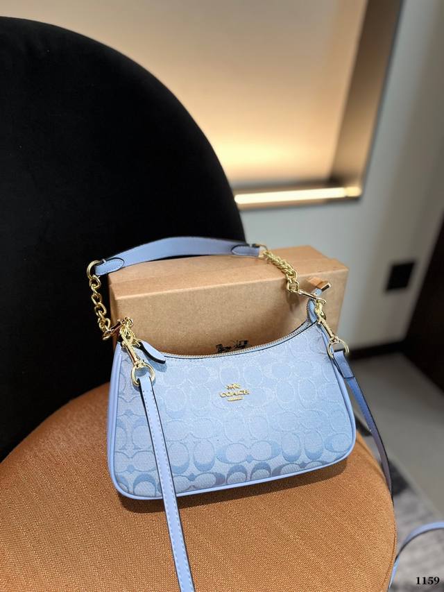 Coach 新品 Teri腋下包 Coach蔻驰 隆重回归的香布雷系列，结合了 Teri腋下包，奢华细腻的面料搭配时尚雅致的teri腋下包，更加活力和年