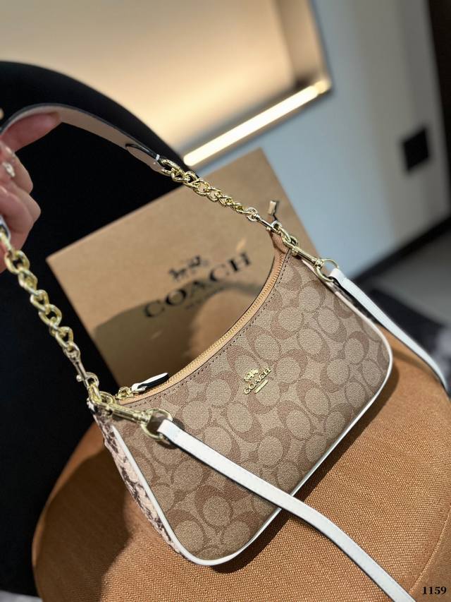 Coach 新品 Teri腋下包 Coach蔻驰 隆重回归的香布雷系列，结合了 Teri腋下包，奢华细腻的面料搭配时尚雅致的teri腋下包，更加活力和年 - 点击图像关闭