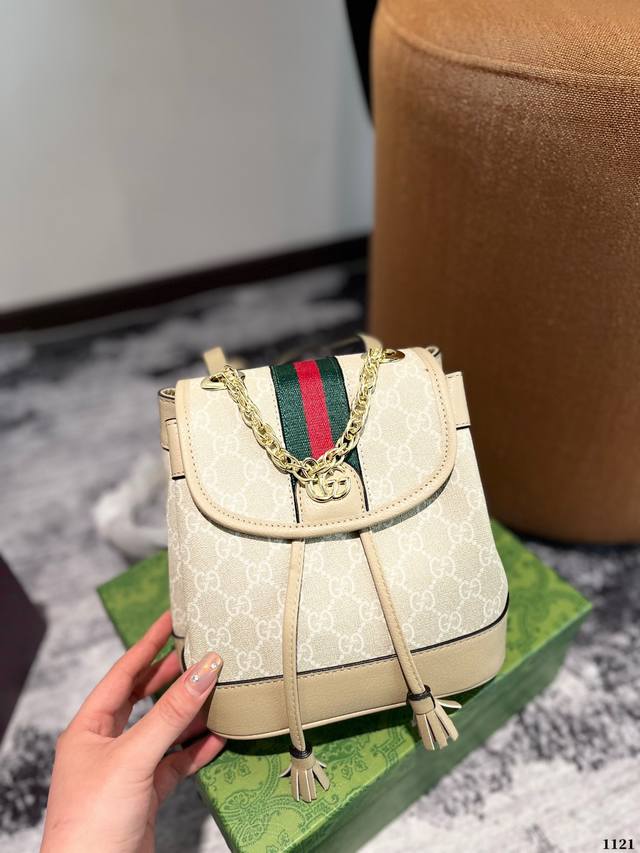 Gucci 新品双肩包 原版品质！精工制作 Gucci/古奇 经典调配件 Gucci 古奇最新火款 注意！细节 这款购物袋 将标志性图案与经典印花相结合