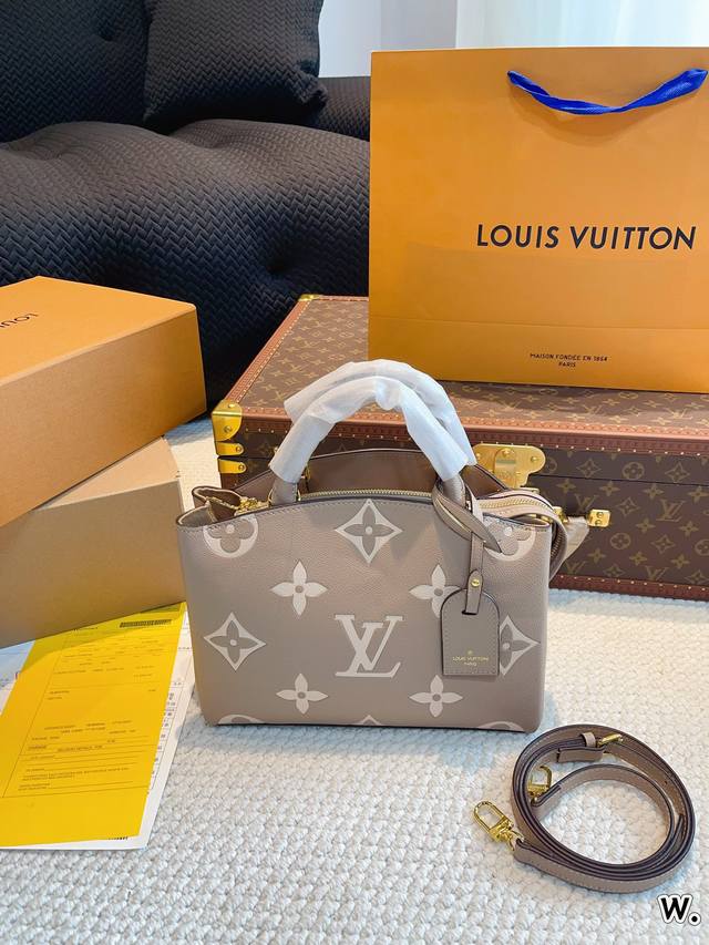 Lv 路易威登 Fleur Tote 蒙田手提包变色皮 蒙田包 入门级的款式哦！绝对的终身款！此物经典不言而喻！街拍和实用都是非常nb的选择！大家拿到后可以感受