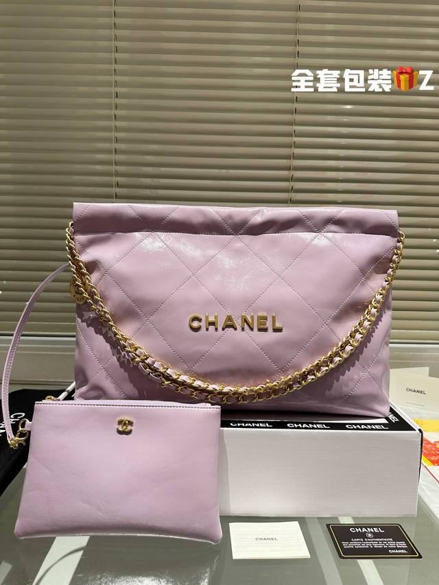 礼盒 Size：35*28Cm 太好搭配了呜呜呜 Chanel 香奈儿垃圾袋出新啦！ 横版的22Bag上身意外的好看 慵