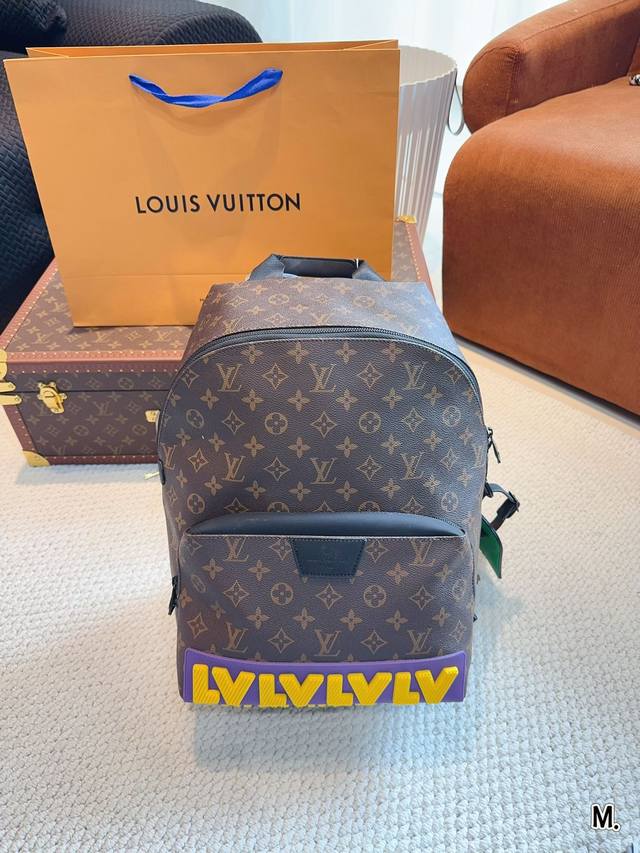 Lv Discovery 双肩包 男生日常休闲搭配的理想选择～ 实用又百搭，小小的身体大大的空间 非常适合放随身物品~ 面料耐磨