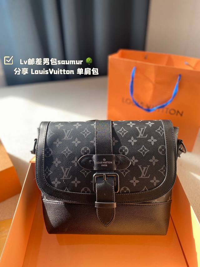 Lv 新品邮差saumur 配盒 男包分享 Louisvuitton 单肩包 全新邮差包致敬路易威登于1986年推出的标志性马术风saumur手