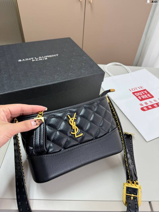 圣罗兰 Ysl 中古 流浪包 单肩斜挎款 这款包真的很简单 越看越好看 容量非常感人 轻松装纳日常随身物品 这只包真的要安利大家 简直是搭配神器 A-01尺寸：