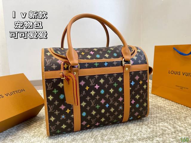 Lv高端货 新款 “Louis Vuitton”宠物包 M42024这个以monogram帆布制造的狗袋专为小型狗而设计，具有高防水和防刮划性能，设有透