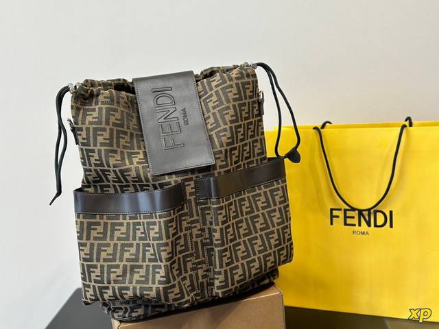 Fendi双肩包 容量大 实用 另配有一条肩带 可单肩背 尺寸34*44Cm