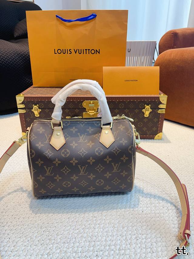 Lv Speedy 枕头包 无论版型 内里和专柜毫无差别 真正原版复刻 内里可拆卸 火遍全球的爆款机场大包 机车女神包 明星同款 贵气而充满活力的品牌设计风格