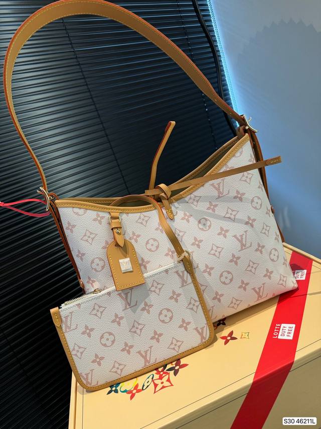 Lv Carryall 新款购物袋 这款包真的太有味道了，浓浓的复古风情，Vintage 的精髓体现的淋漓尽致，灵感源自档案馆的复古细节，尤其值得称道的莫过于可