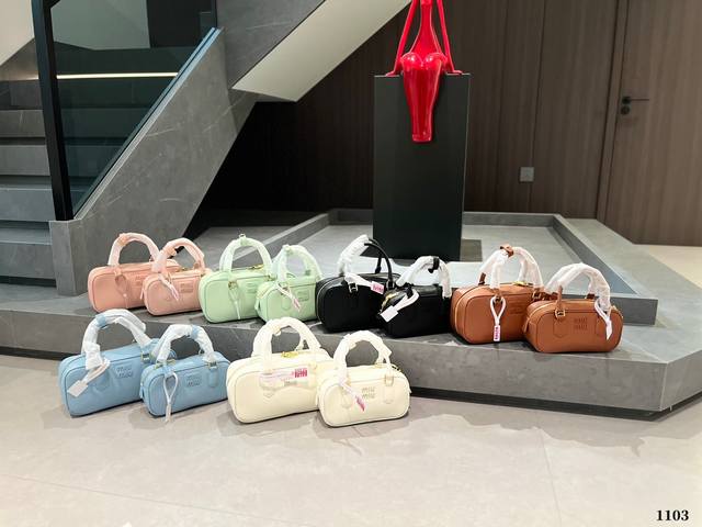 Size：22*11Cm 27*13Cm Miumiu保龄球/公文包/ 包包甜度刚好！ 很难不爱啊啊！ 可手拎也可斜挎