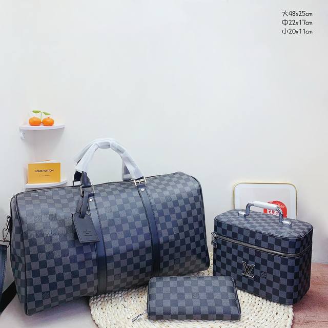 三件套 Lv 旅行袋+化妆包+钱包3件套组合 尺寸：大48X25Cm，中22X17Cm，小20X11Cm.